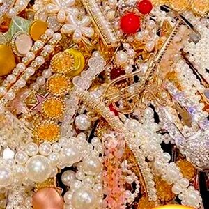 Blinding bag for 20 pieces of hair pin with surprising styles and look.